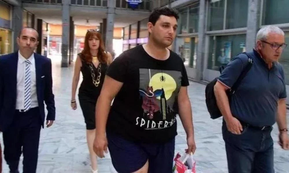 Παχύσαρκος δολοφόνος που κατέσφαξε την φίλη του με 57 μαχαιριές αποφυλακίστηκε για να κάνει δίαιτα!